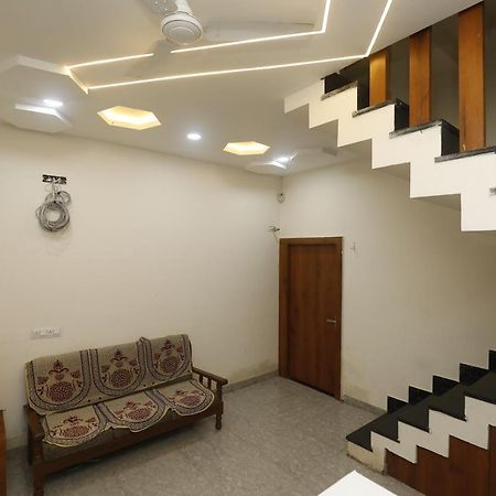 Hotel Garima Ujjain Esterno foto