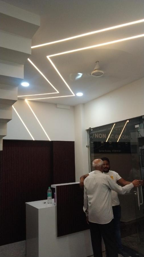 Hotel Garima Ujjain Esterno foto