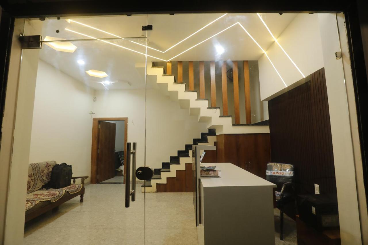 Hotel Garima Ujjain Esterno foto