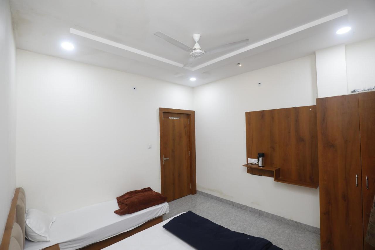 Hotel Garima Ujjain Esterno foto